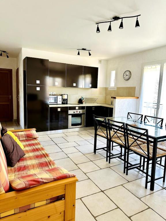a living room with a table and a kitchen at "Le Cade" - Résidence Rive Gauche in Les Salles-sur-Verdon