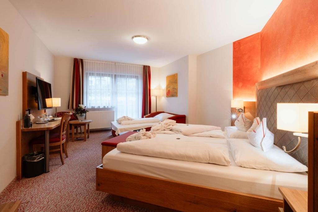 Hotel Neuhäusl - herzlich familiär - Quadruple Room With Balcony