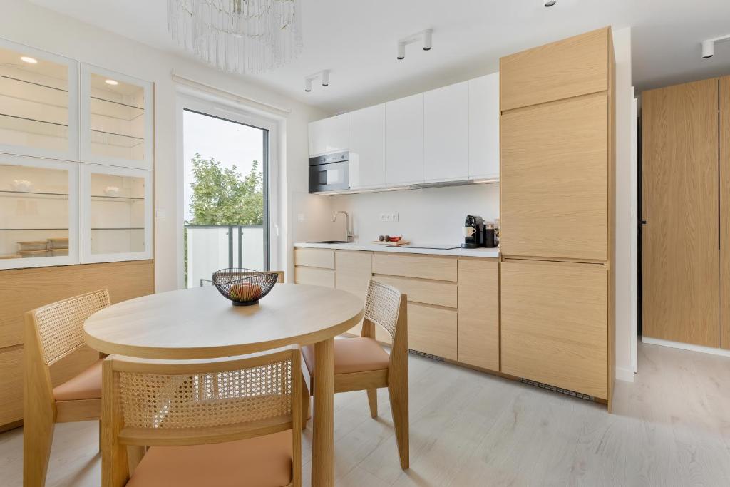 a kitchen and dining room with a table and chairs at Silarent Niechorze Parkowa 3 in Niechorze