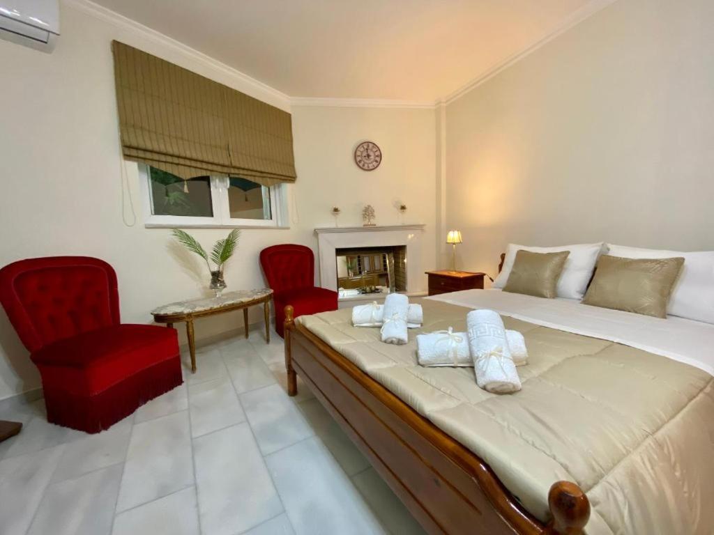 En eller flere senge i et værelse på Nikos Apartment