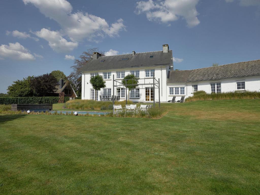 una gran casa blanca con un gran patio en Spacious villa with private pool in Theux en Theux