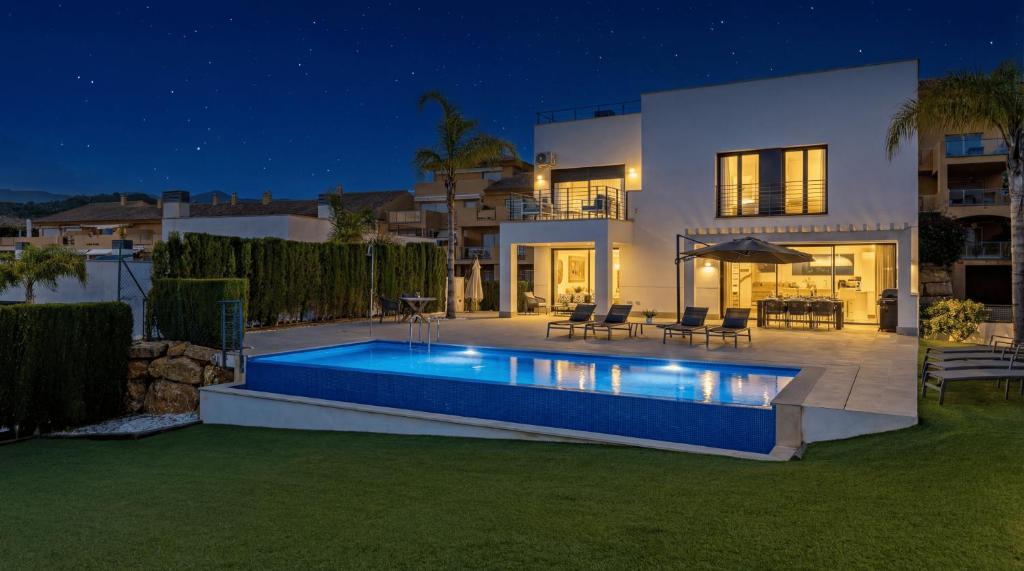 VACATION MARBELLA I Villa De La Resina, Infinity Pool, 24-7 Security, Rooftop Solarium, BBQ, Golf Community, Africa Views