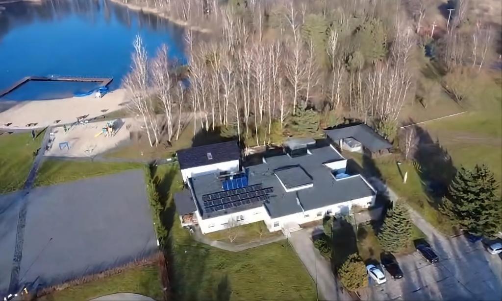 an aerial view of a large house with a lake at Przystań Baseny in Nowogród Bobrzański
