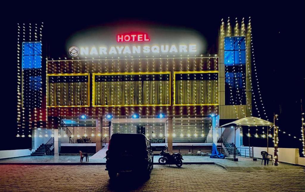 Ein Hotel ist nachts mit Weihnachtslichtern beleuchtet. in der Unterkunft Narayan Square in Bhilwāl