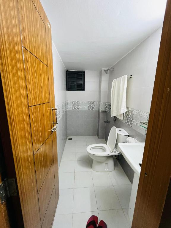 łazienka z toaletą i umywalką w obiekcie homespirit w mieście Dhaka