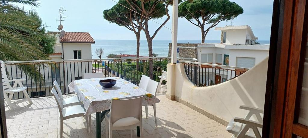 a table and chairs on a balcony with a view of the ocean at Perla del Mare in Sperlonga