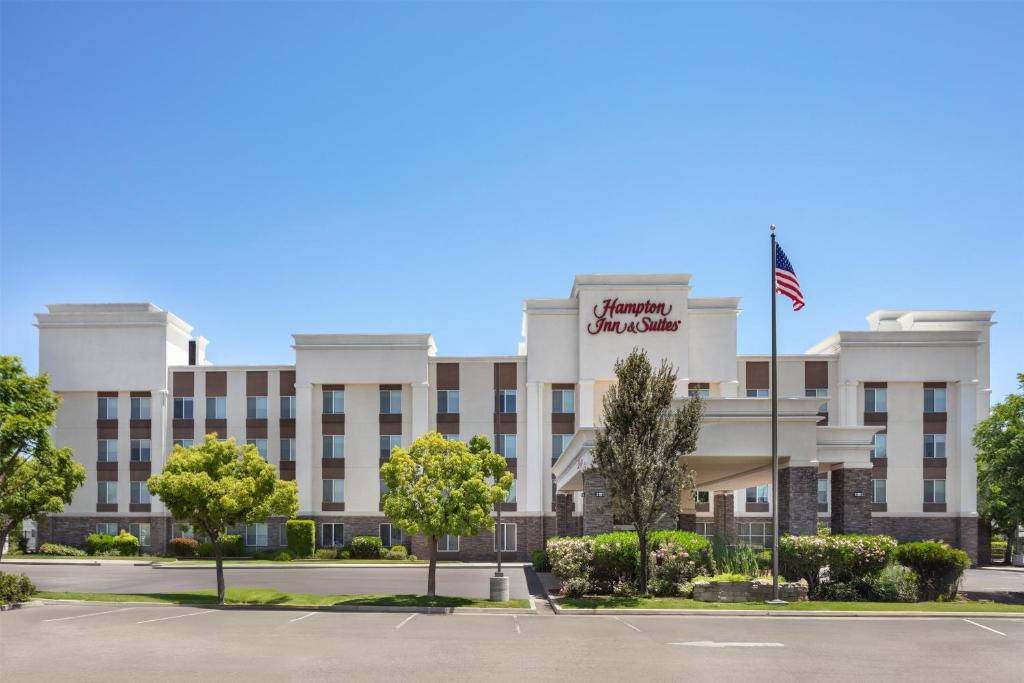 an image of the front of the cranberry hotel at Hampton Inn & Suites Fresno in Fresno