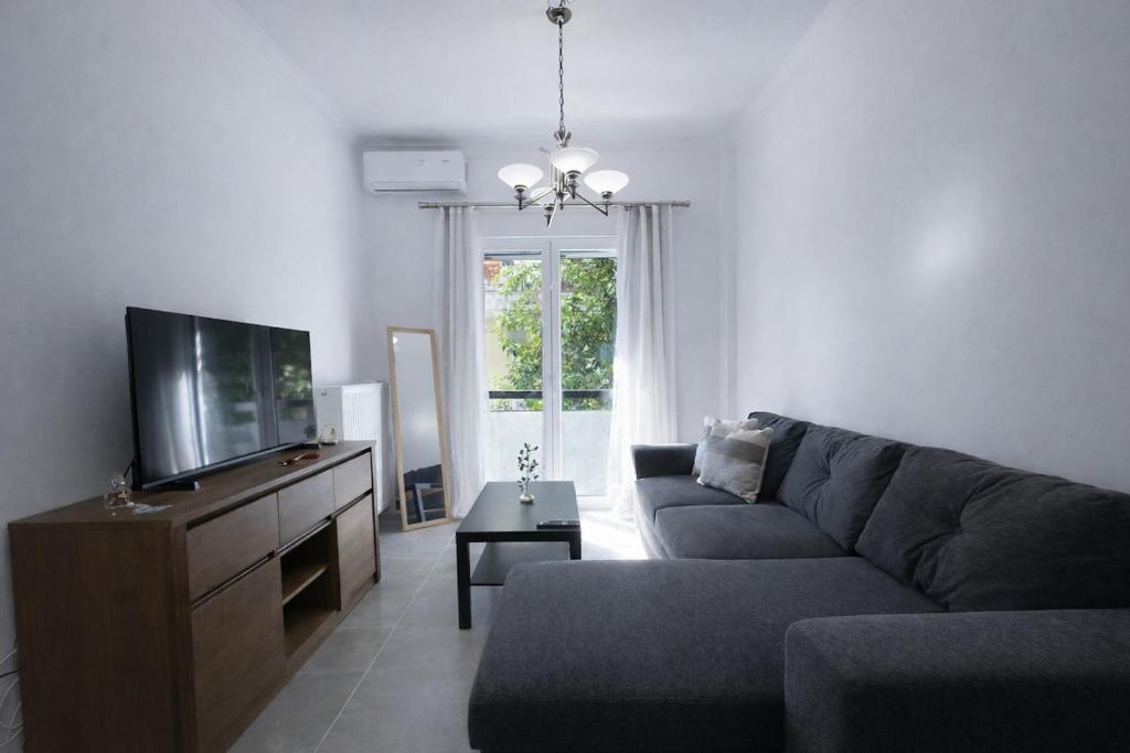 Piraeus Port Steps Away - Ground Floor Apt By ΜΡS
