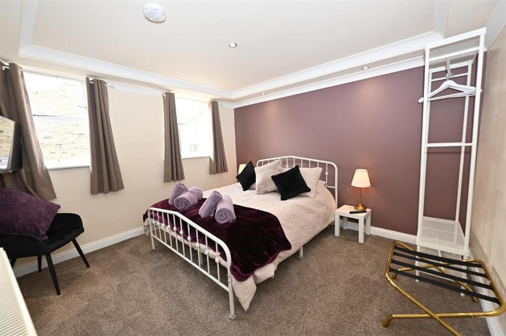 Church View 2 Large en suite bedrooms with KING size beds & Smart TV 5