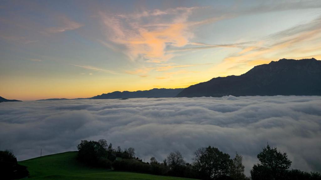 a view from above the clouds at sunset at Nebelmeer Chalet Grabs mit Panorama über das Rheintal in Grabs