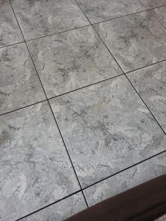 a tiled floor in a room with at Flat Familia no Pedacinho do Céu Terê in Teresópolis