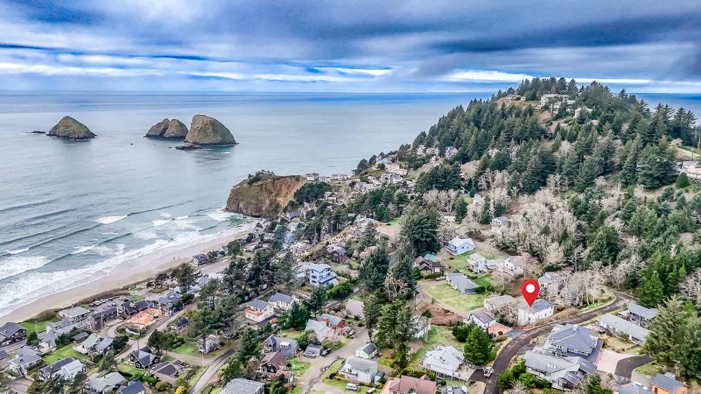 eine Luftaufnahme eines Strandes mit Felsen im Wasser in der Unterkunft Sitka Sky in Oceanside