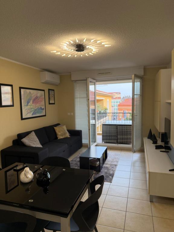 Bilocale Menton centro, terrazzo e parking privato