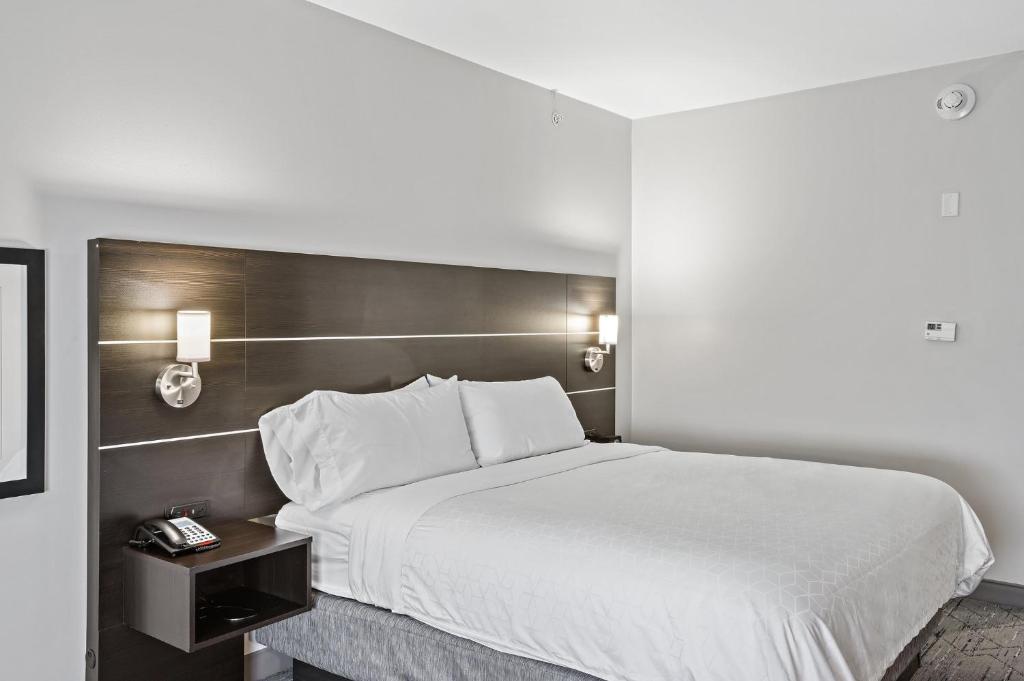Holiday Inn Express & Suites White Hall by IHG - Deluxe King Room - Hearing Accessible