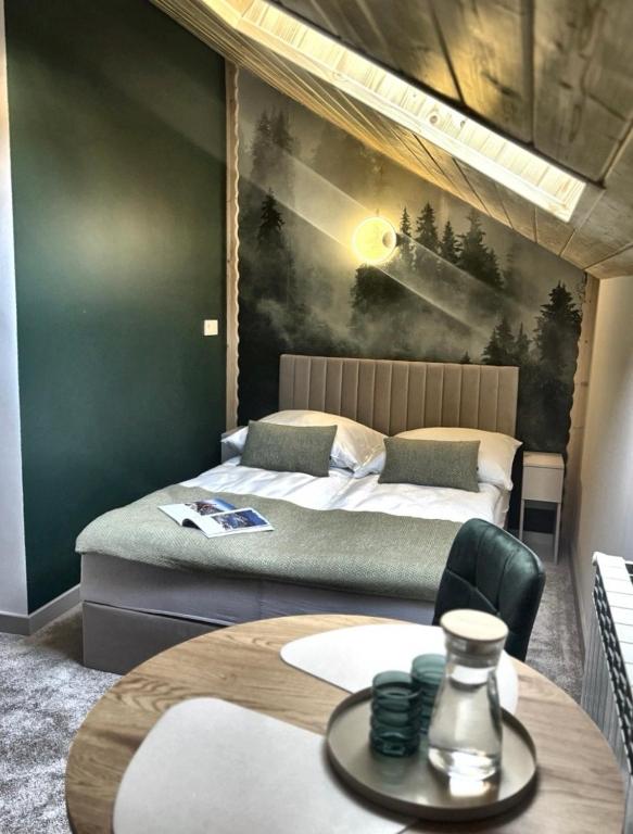 a bedroom with two beds and a table with a table sidx sidx sidx at Noclegi u Wojtka in Sromowce Wyżne