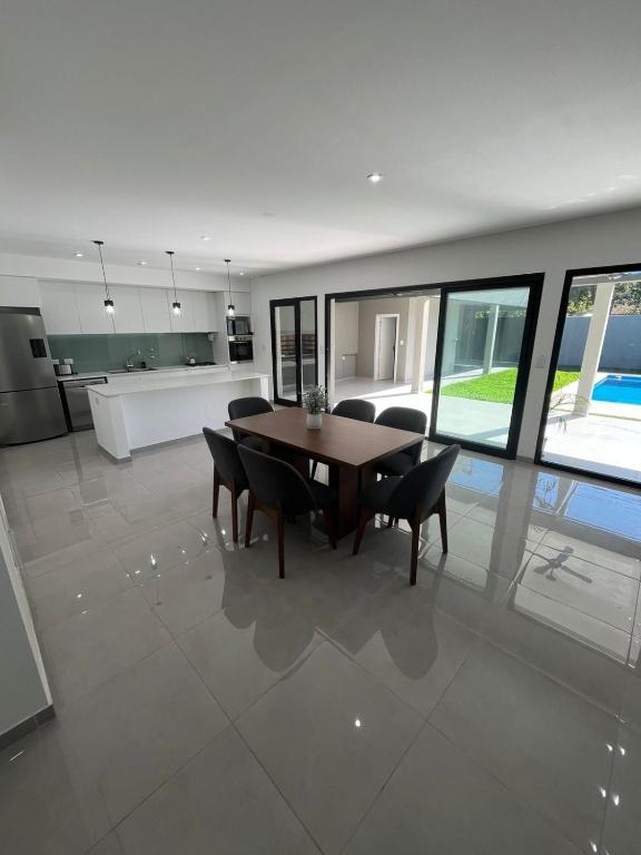 a kitchen and dining room with a table and chairs at Casa Granadero Baigorria in Paganini