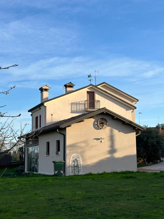 a building with a clock on the side of it at Residenza Airone in Vicenza