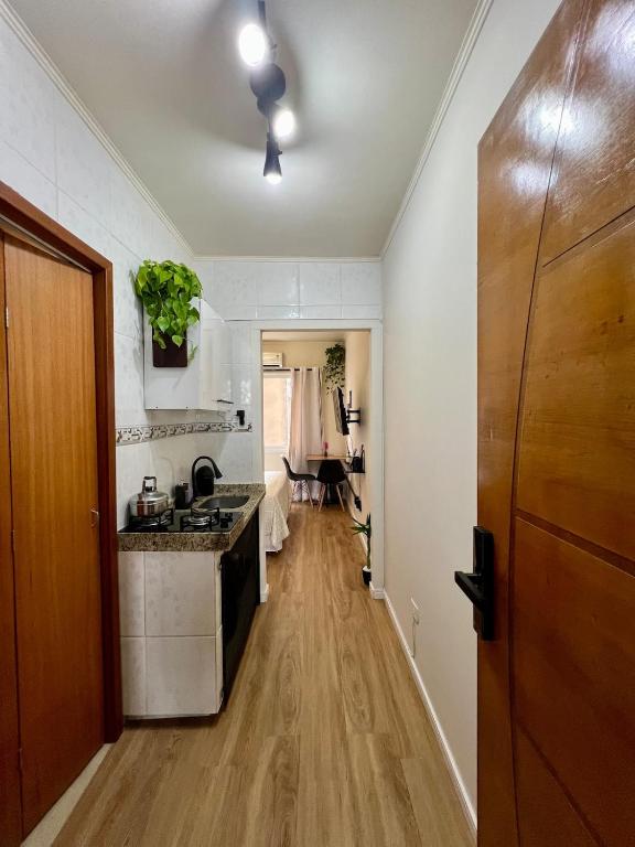 a kitchen with a sink and a stove at Apto no Centro de Porto Alegre in Porto Alegre