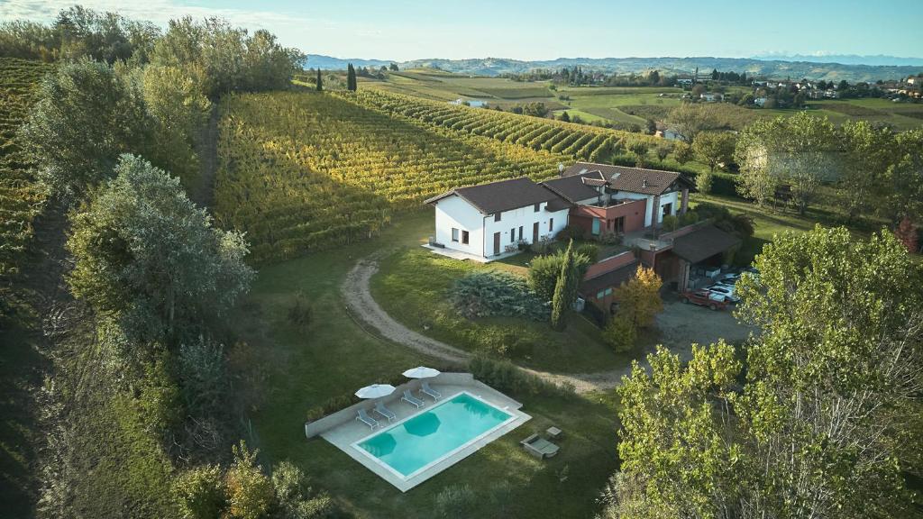 an aerial view of a house with a swimming pool at Vigne dei Mastri in Costigliole dʼAsti