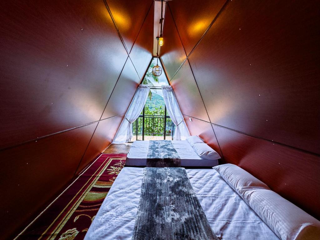 a room with a bed in a room with a window at Sunshine Cabana and Resort in Haldummulla
