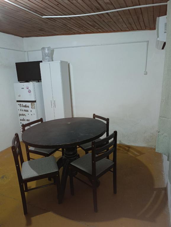 a table and two chairs in a room at Tu alojamiento in Tacuarembó