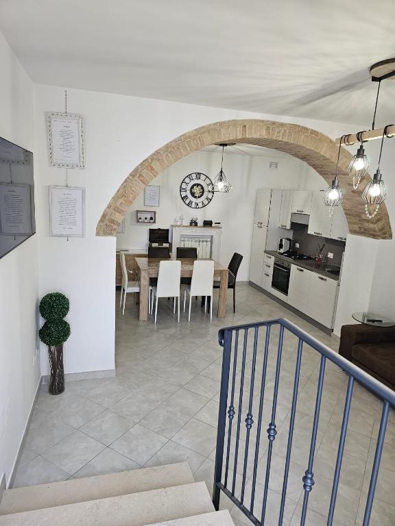 a kitchen and dining room with a table and chairs at I Tre Mori in Recanati