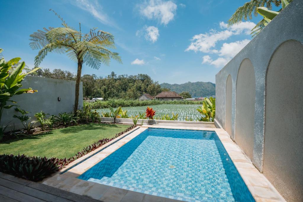 a swimming pool in the backyard of a house at MaHe Glamping in Kubupenlokan