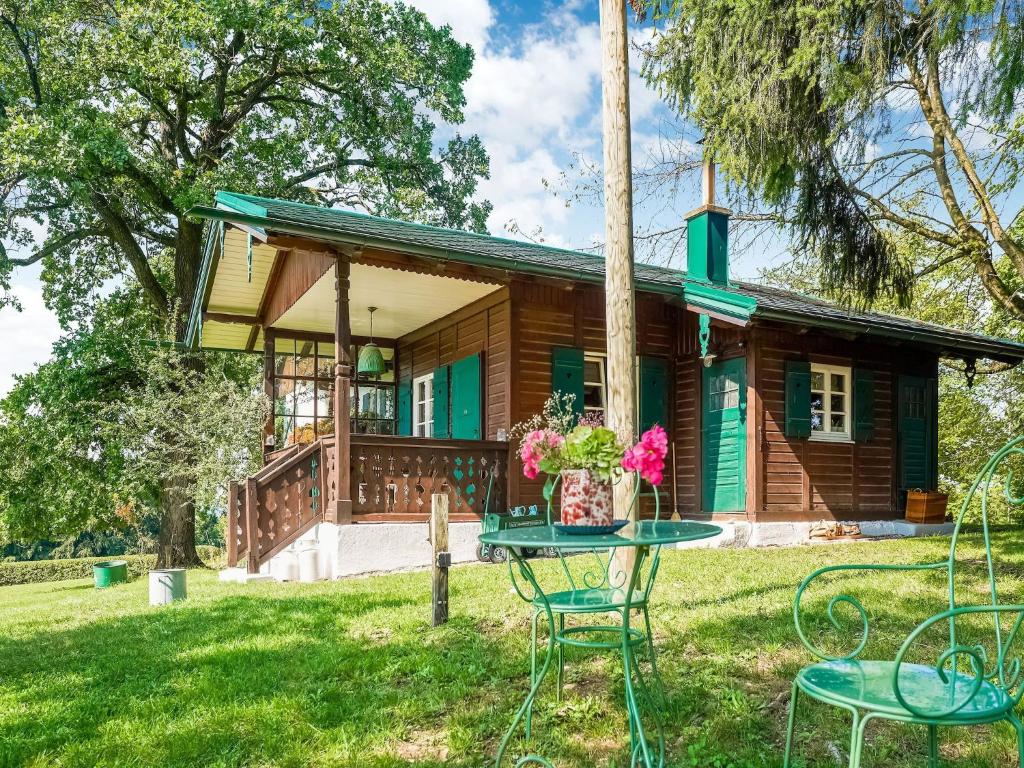 a house with a table and chairs in front of it at Rustikaler Bauernhof am Ammersee in Pähl