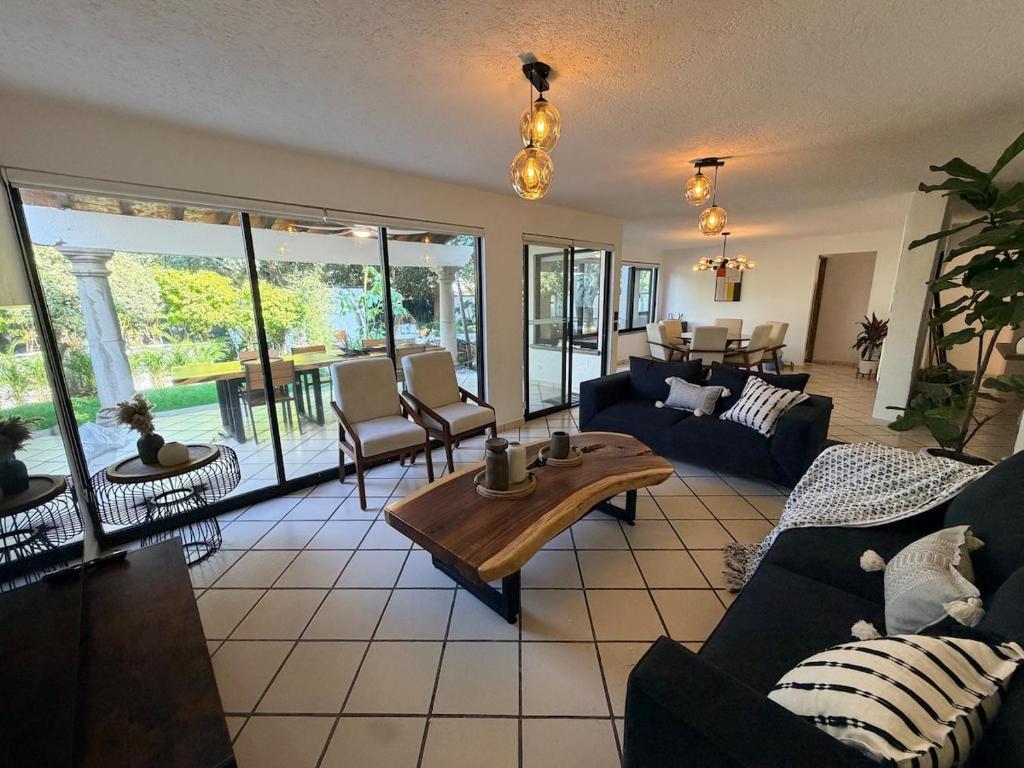 a living room with couches and a table at CASA ALUNA Un refugio para desconectarte in Cuernavaca