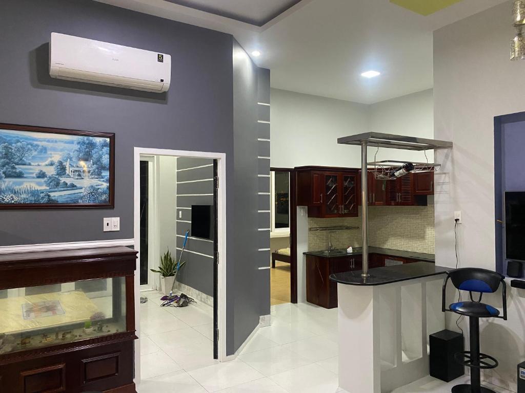 a living room with a fish tank and a ceiling at Một Phòng Trong Villa View Sân Vườn, Hồ Bơi in Ấp Phú Khương