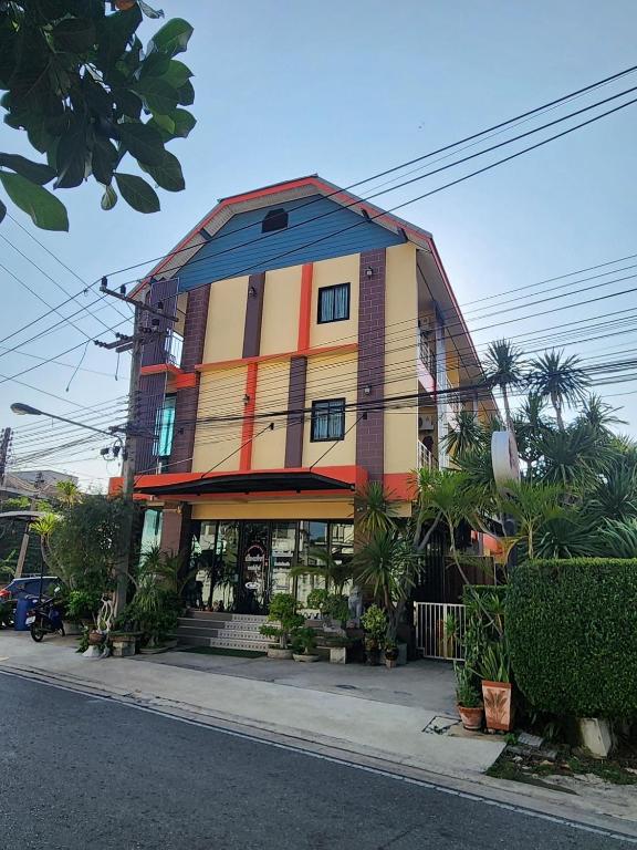 a colorful building on the side of a street at เมืองเพ็ชร์ เกสต์เฮ้าส์ in Phetchaburi