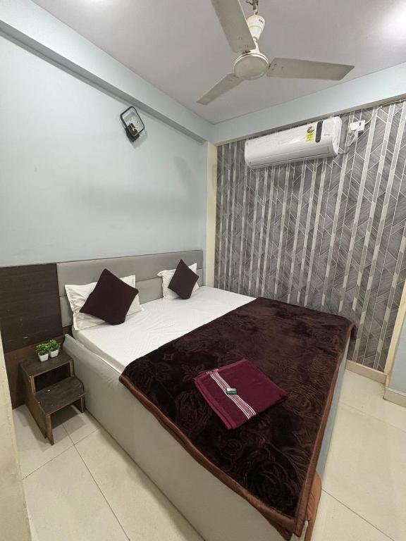 a bedroom with a bed in a room at Khandelwal Guest House in Ujjain