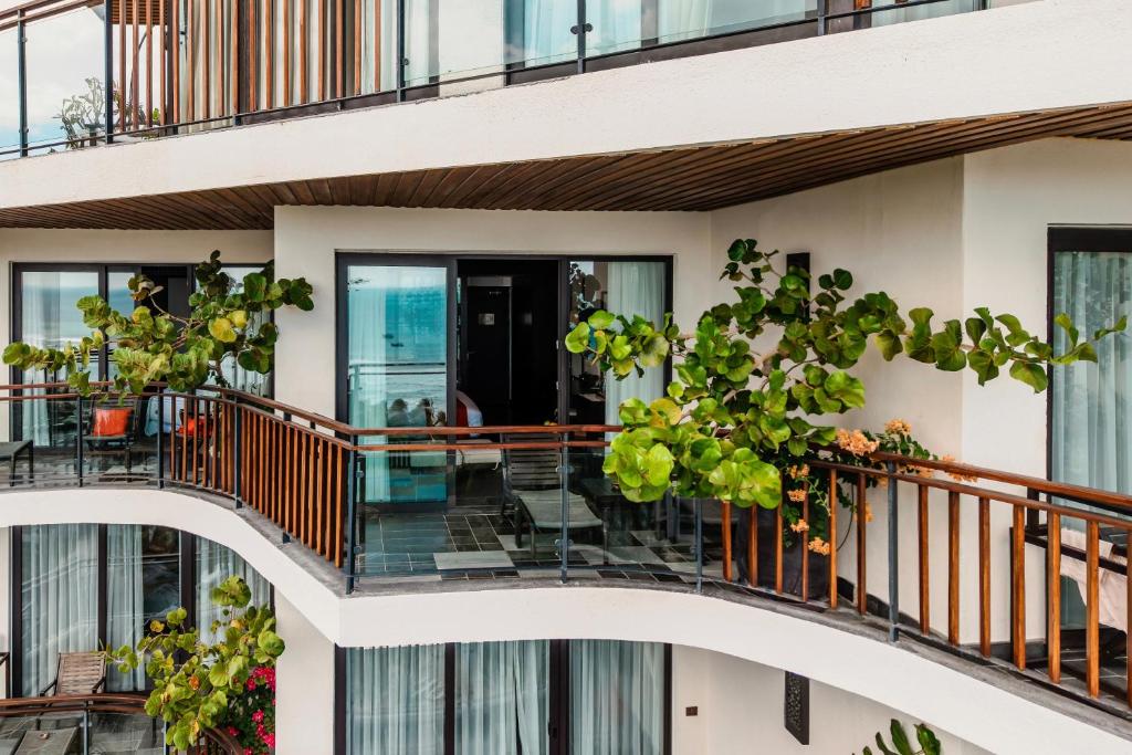 Deluxe King Room Garden View