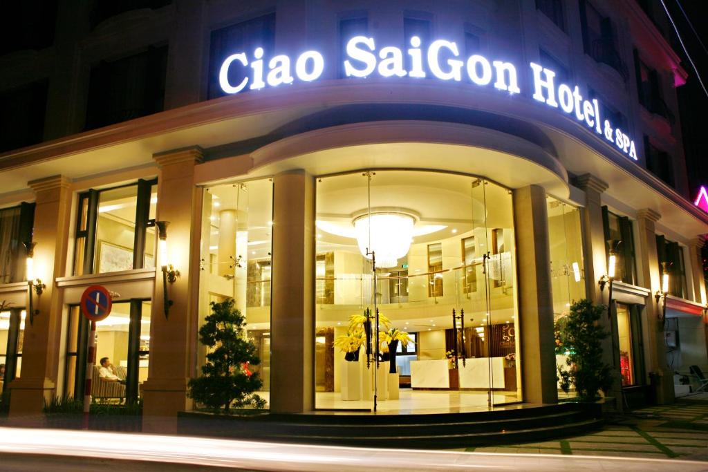 una tienda con un cartel en la parte delantera en Ciao SaiGon Hotel & Spa, en Ho Chi Minh