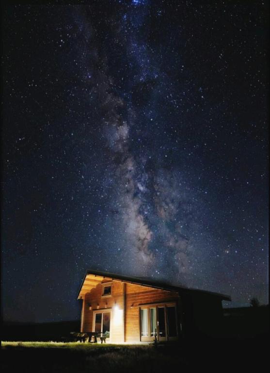 a cabin with the milky way in the night sky at Twizel Ecostays in Twizel