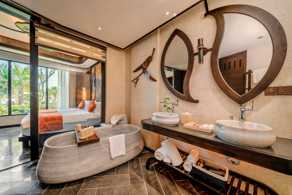 Deluxe Family Suite 2-Bedroom Garden View with Children Themed Room