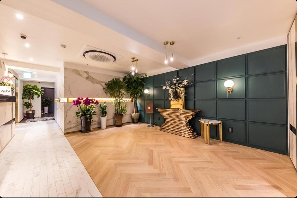 a large room with wooden floors and green walls at STYLE Hotel in Seoul