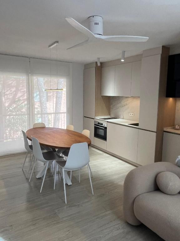 a kitchen and dining room with a table and chairs at Apartamento con WiFi y Aire acondicionado en Pals Playa in Pals
