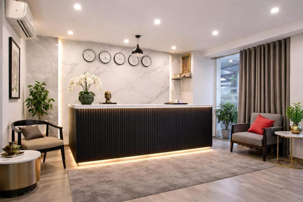 a lobby with a bar and two chairs at Hotel CINCO PRIME -PREMIUM ROOMS in Secunderabad