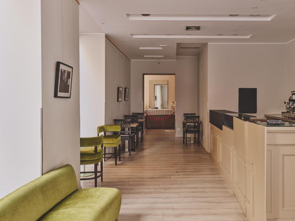 a long corridor with chairs and a bar in a waiting room at Hotel L'Aretino in Arezzo