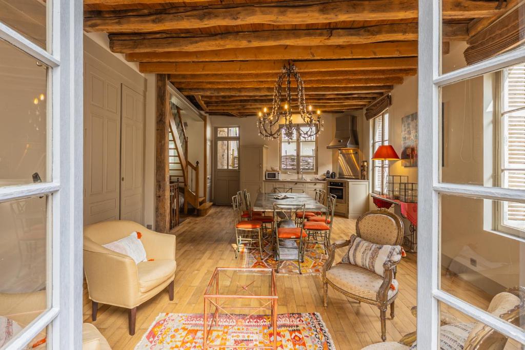 a living room with a table and chairs at Maison Joséphine avec garage privé in Blois
