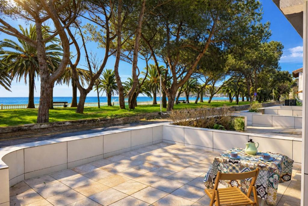 Ein Tisch und Stühle auf einer Terrasse mit Blick auf das Meer in der Unterkunft Comillas playa in Comillas