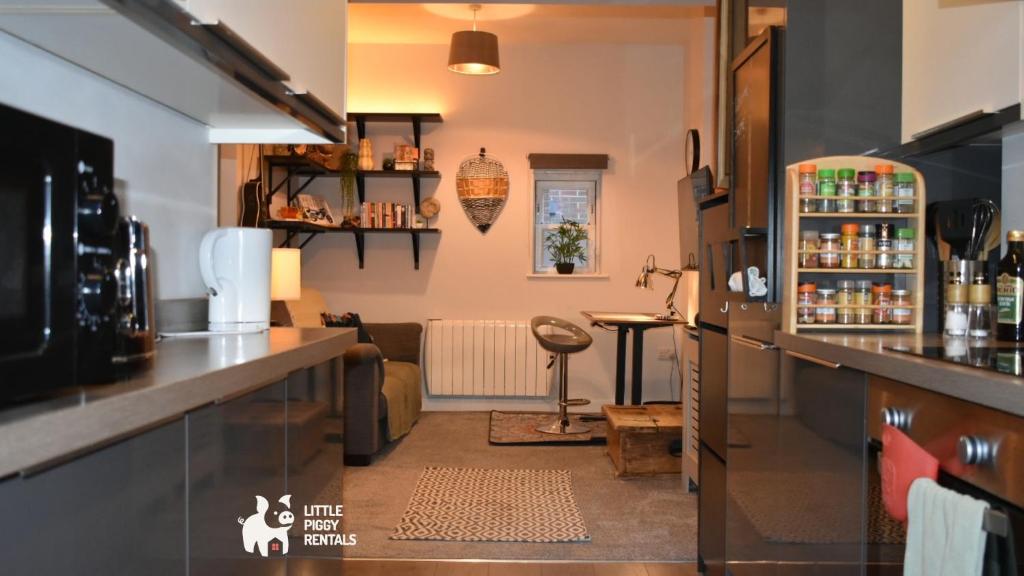 a kitchen with a bar and a living room at Charming 1-Bed with Private Parking & Full Bath in Dunstable