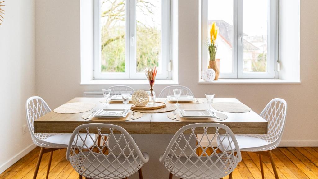 a dining room with a table and chairs at Au petit détour Confort in Rolampont