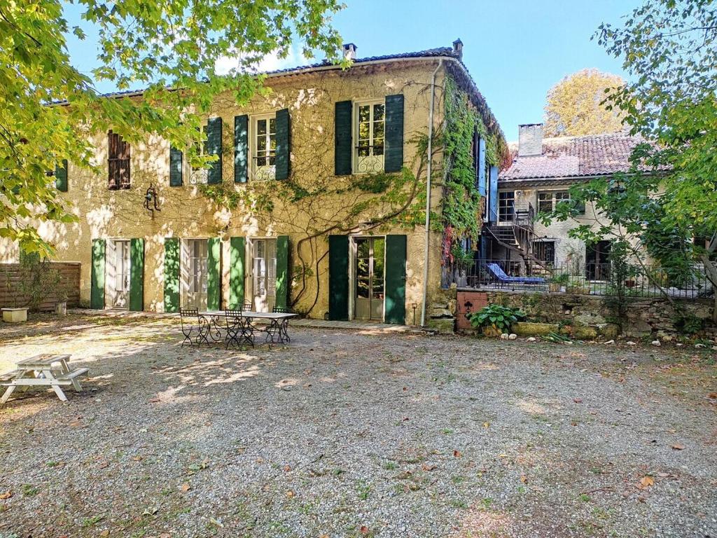 an old building with a picnic table in front of it at Domaine Notre Dame des Anges in Lurs
