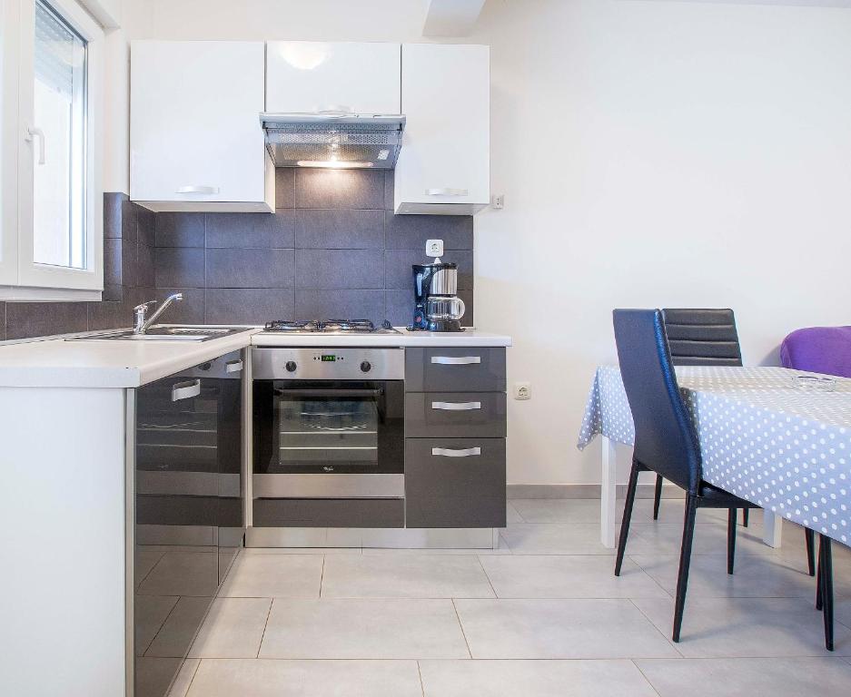 Kuchyňa alebo kuchynka v ubytovaní Apartmani Lusi