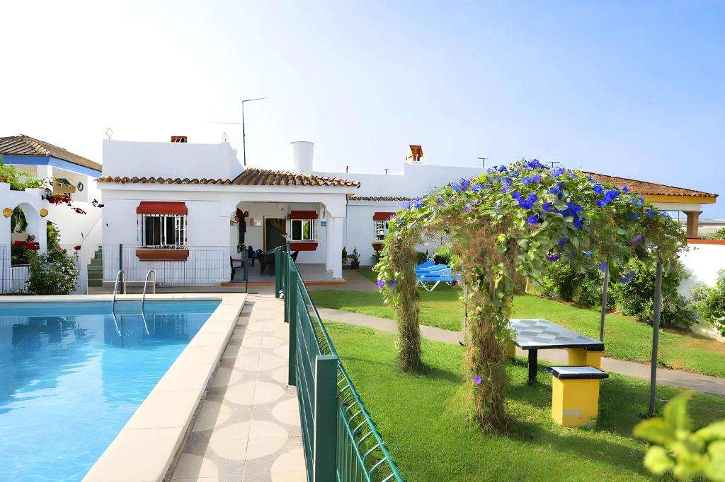 Chalet con piscina aceptamos solo familias con piscina privada y Jardin