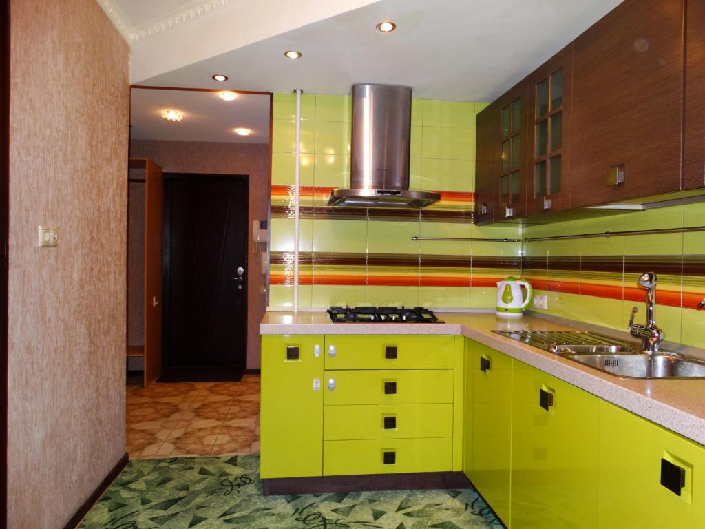 モスクワにあるInnDays on Leninskiy prospekt 10のキッチン(黄色のキャビネット、シンク付)