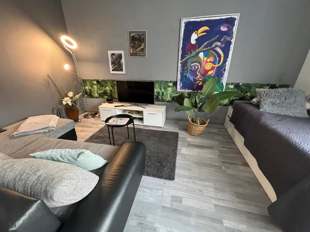 a living room with a couch and a table at Studio 2 mit Gemeinschaftsräumen, Tiefgarage in Leipzig