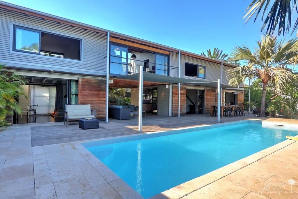 Kaznav in the St-Gilloise savannah with sea view